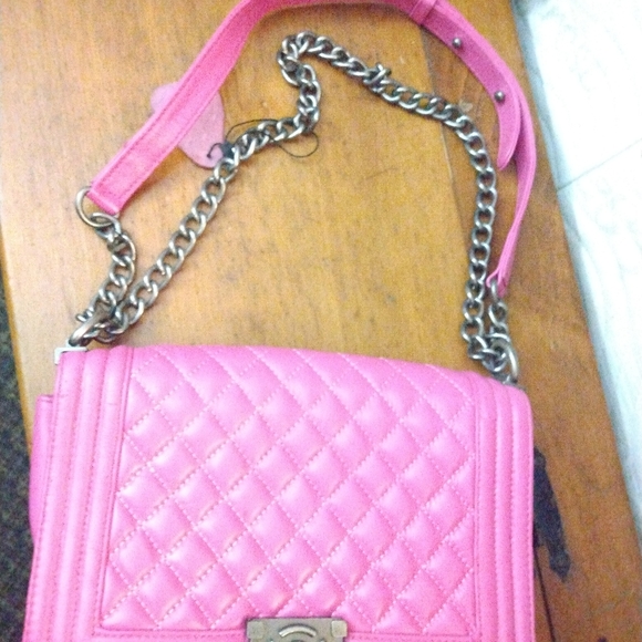 Leather magenta handbag with metal glass closure and metal chain embellish strap - Picture 2 of 13